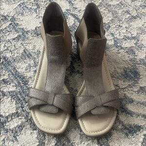 THE FLEXX Metallic Gray T-Strap Sandals
